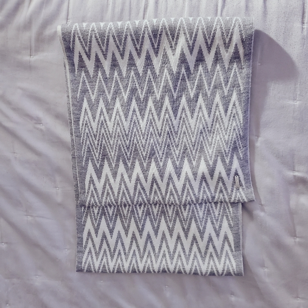 Calvin Klein Gray and White Zigzag Print Infinity Scarf - Picture 2 of 9